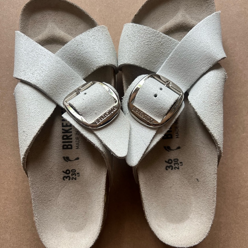 These Birkenstock sandals are in amazing condition.